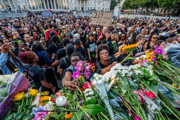 Professor Jason Arday Vigil in London, UK - 17 Aug 2026 Mourners lay flowers at the base of Nelson s Column as thousands of Londoners held a vigil in Trafalgar Square in honour of Professor Jason Arday following his recent death. The mourners blamed the press for hounding the discredited Cambridge professor in a racist witch hunt which they claimed drove him to suicide. London United Kingdom Copyright: xLabxMox xSOPAxImagesx LabMO_JASON_ARDAY_Trafalgar_Square_Vigil_SOPA_11.jpeg