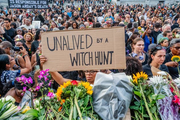 Professor Jason Arday Vigil in London, UK - 17 Aug 2026 Mourners lay flowers at the base of Nelson s Column as thousands of Londoners held a vigil in Trafalgar Square in honour of Professor Jason Arday following his recent death. The mourners blamed the press for hounding the discredited Cambridge professor in a racist witch hunt which they claimed drove him to suicide. London United Kingdom Copyright: xLabxMox xSOPAxImagesx LabMO_JASON_ARDAY_Trafalgar_Square_Vigil_SOPA_12.jpeg