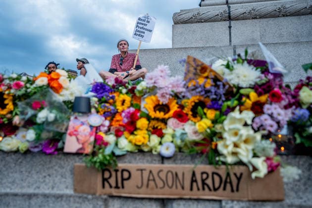 Professor Jason Arday Vigil in London, UK - 17 Aug 2026 A tattooed protestor holds up a placard in honour of Professor Jason Arday following his recent death. The mourners blamed the press for hounding the discredited Cambridge professor in a racist witch hunt which they claimed drove him to suicide. London United Kingdom Copyright: xLabxMox xSOPAxImagesx LabMO_JASON_ARDAY_Trafalgar_Square_Vigil_SOPA_18.jpeg