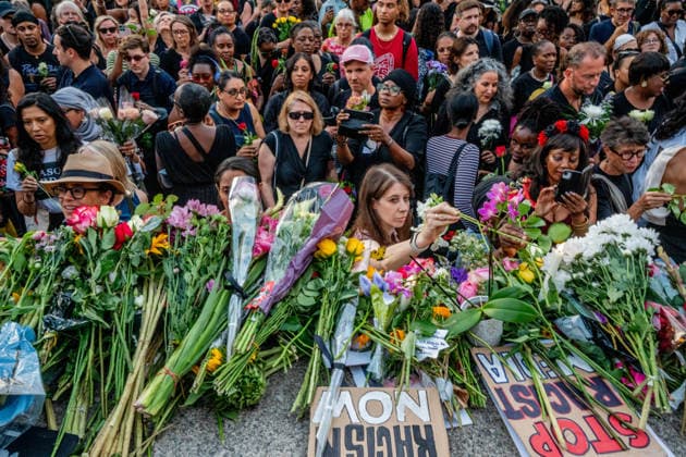 Professor Jason Arday Vigil in London, UK - 17 Aug 2026 Mourners lay flowers at the base of Nelson s Column as thousands of Londoners held a vigil in Trafalgar Square in honour of Professor Jason Arday following his recent death. The mourners blamed the press for hounding the discredited Cambridge professor in a racist witch hunt which they claimed drove him to suicide. London United Kingdom Copyright: xLabxMox xSOPAxImagesx LabMO_JASON_ARDAY_Trafalgar_Square_Vigil_SOPA_9.jpeg