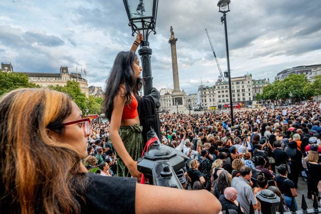 Professor Jason Arday Vigil in London, UK - 17 Aug 2026 Young women look down on Trafalgar Square as thousands of Londoners hold a vigil in honour of Professor Jason Arday following his recent death. The mourners blamed the press for hounding the discredited Cambridge professor in a racist witch hunt which they claimed drove him to suicide. London United Kingdom Copyright: xLabxMox xSOPAxImagesx LabMO_JASON_ARDAY_Trafalgar_Square_Vigil_SOPA_3.jpeg