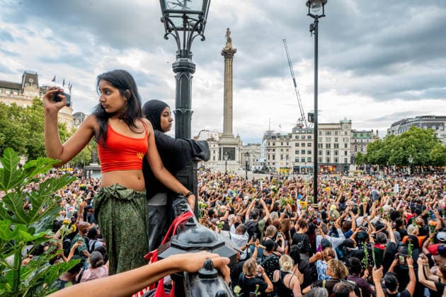Professor Jason Arday Vigil in London, UK - 17 Aug 2026 Young women look down on Trafalgar Square as thousands of Londoners hold a vigil in honour of Professor Jason Arday following his recent death. The mourners blamed the press for hounding the discredited Cambridge professor in a racist witch hunt which they claimed drove him to suicide. London United Kingdom Copyright: xLabxMox xSOPAxImagesx LabMO_JASON_ARDAY_Trafalgar_Square_Vigil_SOPA_5.jpeg