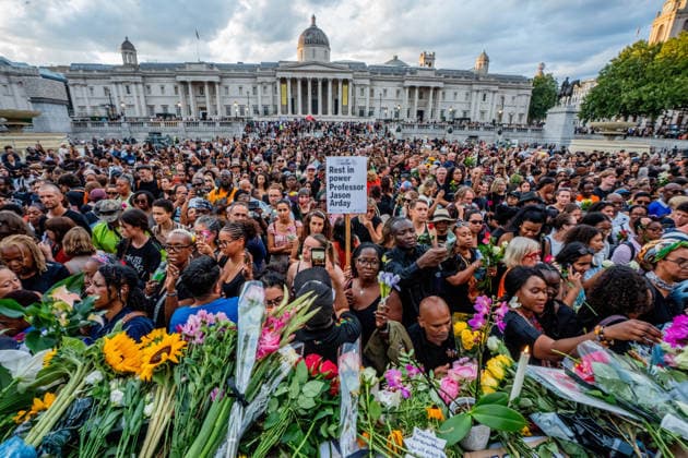 Professor Jason Arday Vigil in London, UK - 17 Aug 2026 Mourners lay flowers at the base of Nelson s Column as thousands of Londoners held a vigil in Trafalgar Square in honour of Professor Jason Arday following his recent death. The mourners blamed the press for hounding the discredited Cambridge professor in a racist witch hunt which they claimed drove him to suicide. London United Kingdom Copyright: xLabxMox xSOPAxImagesx LabMO_JASON_ARDAY_Trafalgar_Square_Vigil_SOPA_7.jpeg