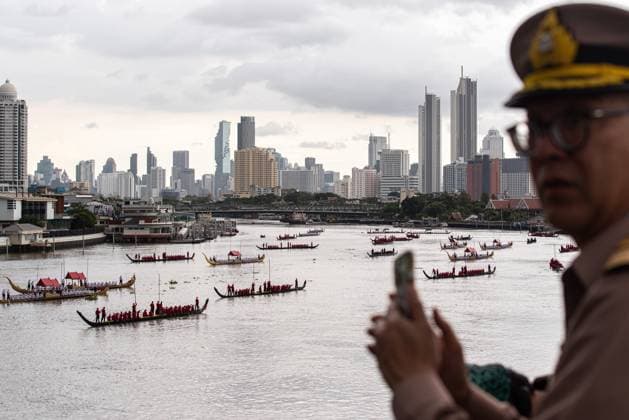 The rehearsal for the Royal Barge Procession in Bangkok - 17 Aug 2026 An army officer taking a photo during a rehearsal for the Royal Barge Procession. The rehearsal was held in preparation for the Royal Barge Procession on November 6, 2026, which will take place as part of the annual Royal Kathina ceremony at the end of Buddhist Lent. Bangkok Thailand Copyright: xPeeraponxBoonyakiatx xSOPAxImagesx Peerapon-Boonyakiat-1442920