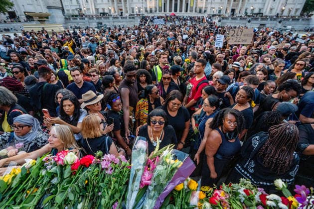 August 17, 2026, London, United Kingdom: Labour MP, Dianne Abbot lays flowers at the base of Nelson s Column as thousands of Londoners hold a vigil in Trafalgar Square in honour of Professor Jason Arday following his recent death. The mourners blamed the press for hounding the discredited Cambridge professor in a racist witch hunt which they claimed drove him to suicide. London United Kingdom - ZUMAs197 20260817_aaa_s197_176 Copyright: xLabxMox