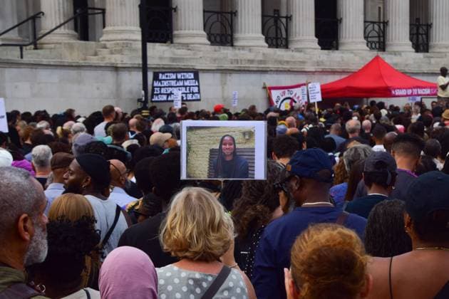 Vigil For Jason Arday in London, UK - 17 Aug 2026 A woman holds a picture of Jason Arday in Trafalgar Square during a vigil for the former professor. The former sociology professor at the University of Cambridge died several days after he resigned following accusations of academic plagiarism and scrutiny of his personal claims. London United Kingdom Copyright: xVukxValcicx xSOPAxImagesx Vuk-Valcic-1442950