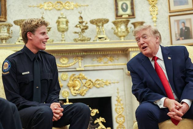 July 23, 2026, Washington, District Of Columbia, USA: United States President Donald J Trump hosts Lifeguard Ryder Williams in the Oval Office of the White House in Washington, DC on August 17, 2026. Ryder Williams, a 16-year-old lifeguard, saved the life of 10-year-old Nathaniel Rai at Seabright Beach in Santa Cruz, California, on July 25. .SAMUEL CORUM POOL CNP PI Washington USA - ZUMAp124 20260723_zaa_p124_025 Copyright: xSamuelxCorumx