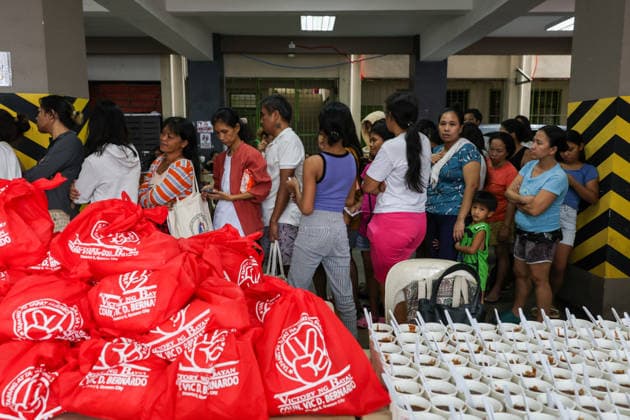 Tens of thousands evacuated in Philippines amid monsoon rains, floods QUEZON CITY, PHILIPPINES - AUGUST 18: People evacuated from flooded areas wait in queue to collect food and supplies at a secondary school-turned emergency shelter, amid lingering threats of flooding caused by heavy monsoon rains, in Quezon City, Metro Manila, Philippines, on August 18, 2026. As the country remains threatened by floods caused by monsoon heavy rains, tens of thousands of people in the capital region of Metro Manila and its surrounding cities and areas have been evacuated, with schools in multiple locations across the Philippines being suspended for safety reasons. Daniel Ceng Anadolu Quezon City Philippines. Editorial use only. Please get in touch for an  Copyright: x2026xAnadoluxDanielxCengx