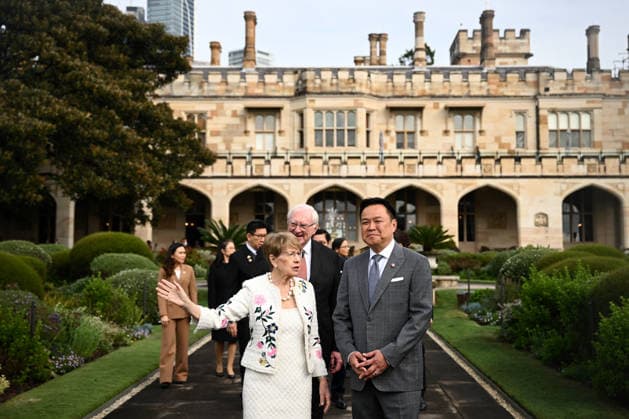 ANUTIN CHARNVIRAKUL AUSTRALIA VISIT, NSW Governor Margaret Beazley escorts Prime Minister of Thailand Anutin Charnvirakul on a tour on NSW Government House, during his visit to Australia, in Sydney, Tuesday, August 18, 2026. ( NO ARCHIVING SYDNEY NEW SOUTH WALES AUSTRALIA  Copyright: xDANxHIMBRECHTSx 20260818191144883700