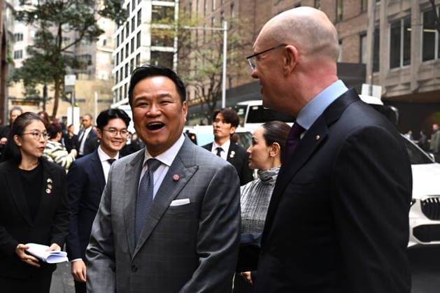 ANUTIN CHARNVIRAKUL AUSTRALIA VISIT, Prime Minister of Thailand Anutin Charnvirakul is greeted by Michael Fullilove of the Lowy Institute (right) prior to delivering an address, in Sydney, during his visit to Australia, Tuesday, August 18, 2026. ( NO ARCHIVING SYDNEY NEW SOUTH WALES AUSTRALIA  Copyright: xDANxHIMBRECHTSx 20260818140844783558