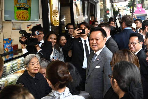 ANUTIN CHARNVIRAKUL AUSTRALIA VISIT, Prime Minister of Thailand Anutin Charnvirakul and his wife Thananon Charnvirakul meet the local Thai community during a visit to Thai Town in the Sydney CBD as part of his visit to Australia, Tuesday, August 18, 2026. ( NO ARCHIVING SYDNEY NEW SOUTH WALES AUSTRALIA  Copyright: xDANxHIMBRECHTSx 20260818134220560773