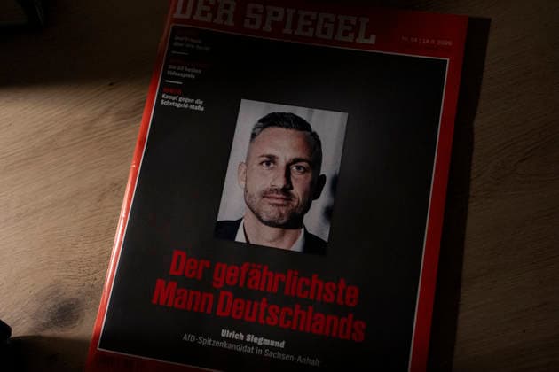 DER SPIEGEL mit Ulrich Siegmund auf dem Titel Siegen, Deutschland, 18.08.2026: Die aktuelle Ausgabe des Nachrichtenmagazins DER SPIEGEL mit Ulrich Siegmund (AfD), Spitzenkandidat seiner Partei für die Landtagswahl in Sachsen-Anhalt, auf dem Titel. Die Titelgeschichte trägt die Überschrift Der gefährlichste Mann Deutschlands. Symbolbild zu AfD, Ulrich Siegmund, Landtagswahl Sachsen-Anhalt, Politik und Medien. EDITORIAL USE ONLY.