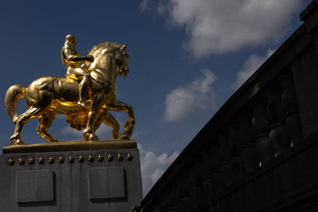 Trump administration covers Washington s Arts of War statues in gold leaf WASHINGTON, D.C., UNITED STATES - AUGUST 17: The Arts of War equestrian statues, newly covered in gold leaf, are seen at Arlington Memorial Bridge near the Lincoln Memorial in Washington, D.C., on August 17, 2026. The Trump administration has ordered a $5.1 million restoration project to regild the two Arts of War statues, along with the nearby Arts of Peace companion statues. The four statues are being restored under a project overseen by the U.S. Department of the Interior. Mehmet Eser Anadolu Washington United States. Editorial use only. Please get in touch for any other usage.  Copyright: x2026xAnadoluxMehmetxEserx