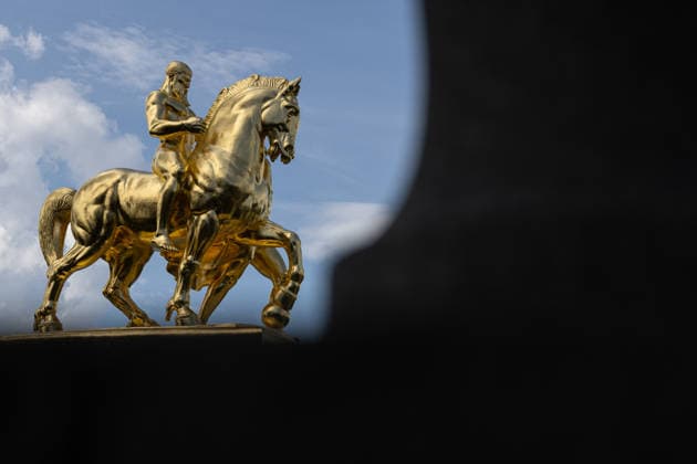 Trump administration covers Washington s Arts of War statues in gold leaf WASHINGTON, D.C., UNITED STATES - AUGUST 17: The Arts of War equestrian statues, newly covered in gold leaf, are seen at Arlington Memorial Bridge near the Lincoln Memorial in Washington, D.C., on August 17, 2026. The Trump administration has ordered a $5.1 million restoration project to regild the two Arts of War statues, along with the nearby Arts of Peace companion statues. The four statues are being restored under a project overseen by the U.S. Department of the Interior. Mehmet Eser Anadolu Washington United States. Editorial use only. Please get in touch for any other usage.  Copyright: x2026xAnadoluxMehmetxEserx