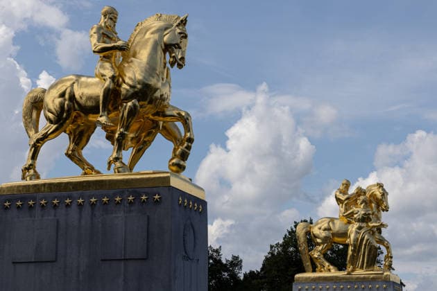 Trump administration covers Washington s Arts of War statues in gold leaf WASHINGTON, D.C., UNITED STATES - AUGUST 17: The Arts of War equestrian statues, newly covered in gold leaf, are seen at Arlington Memorial Bridge near the Lincoln Memorial in Washington, D.C., on August 17, 2026. The Trump administration has ordered a $5.1 million restoration project to regild the two Arts of War statues, along with the nearby Arts of Peace companion statues. The four statues are being restored under a project overseen by the U.S. Department of the Interior. Mehmet Eser Anadolu Washington United States. Editorial use only. Please get in touch for any other usage.  Copyright: x2026xAnadoluxMehmetxEserx