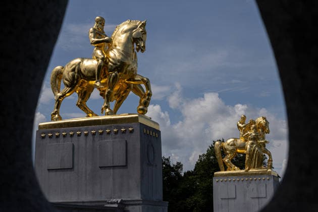 Trump administration covers Washington s Arts of War statues in gold leaf WASHINGTON, D.C., UNITED STATES - AUGUST 17: The Arts of War equestrian statues, newly covered in gold leaf, are seen at Arlington Memorial Bridge near the Lincoln Memorial in Washington, D.C., on August 17, 2026. The Trump administration has ordered a $5.1 million restoration project to regild the two Arts of War statues, along with the nearby Arts of Peace companion statues. The four statues are being restored under a project overseen by the U.S. Department of the Interior. Mehmet Eser Anadolu Washington United States. Editorial use only. Please get in touch for any other usage.  Copyright: x2026xAnadoluxMehmetxEserx