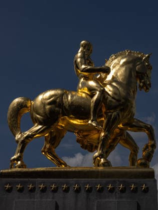 Trump administration covers Washington s Arts of War statues in gold leaf WASHINGTON, D.C., UNITED STATES - AUGUST 17: The Arts of War equestrian statues, newly covered in gold leaf, are seen at Arlington Memorial Bridge near the Lincoln Memorial in Washington, D.C., on August 17, 2026. The Trump administration has ordered a $5.1 million restoration project to regild the two Arts of War statues, along with the nearby Arts of Peace companion statues. The four statues are being restored under a project overseen by the U.S. Department of the Interior. Mehmet Eser Anadolu Washington United States. Editorial use only. Please get in touch for any other usage.  Copyright: x2026xAnadoluxMehmetxEserx