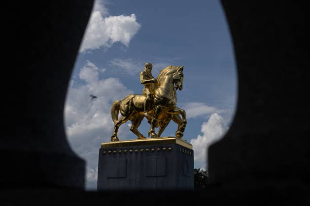 Trump administration covers Washington s Arts of War statues in gold leaf WASHINGTON, D.C., UNITED STATES - AUGUST 17: The Arts of War equestrian statues, newly covered in gold leaf, are seen at Arlington Memorial Bridge near the Lincoln Memorial in Washington, D.C., on August 17, 2026. The Trump administration has ordered a $5.1 million restoration project to regild the two Arts of War statues, along with the nearby Arts of Peace companion statues. The four statues are being restored under a project overseen by the U.S. Department of the Interior. Mehmet Eser Anadolu Washington United States. Editorial use only. Please get in touch for any other usage.  Copyright: x2026xAnadoluxMehmetxEserx