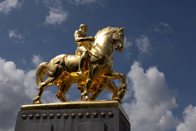 Trump administration covers Washington s Arts of War statues in gold leaf WASHINGTON, D.C., UNITED STATES - AUGUST 17: The Arts of War equestrian statues, newly covered in gold leaf, are seen at Arlington Memorial Bridge near the Lincoln Memorial in Washington, D.C., on August 17, 2026. The Trump administration has ordered a $5.1 million restoration project to regild the two Arts of War statues, along with the nearby Arts of Peace companion statues. The four statues are being restored under a project overseen by the U.S. Department of the Interior. Mehmet Eser Anadolu Washington United States. Editorial use only. Please get in touch for any other usage.  Copyright: x2026xAnadoluxMehmetxEserx