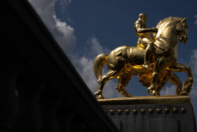 Trump administration covers Washington s Arts of War statues in gold leaf WASHINGTON, D.C., UNITED STATES - AUGUST 17: The Arts of War equestrian statues, newly covered in gold leaf, are seen at Arlington Memorial Bridge near the Lincoln Memorial in Washington, D.C., on August 17, 2026. The Trump administration has ordered a $5.1 million restoration project to regild the two Arts of War statues, along with the nearby Arts of Peace companion statues. The four statues are being restored under a project overseen by the U.S. Department of the Interior. Mehmet Eser Anadolu Washington United States. Editorial use only. Please get in touch for any other usage.  Copyright: x2026xAnadoluxMehmetxEserx