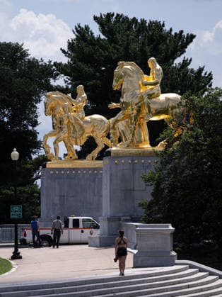 Trump administration covers Washington s Arts of War statues in gold leaf WASHINGTON, D.C., UNITED STATES - AUGUST 17: The Arts of War equestrian statues, newly covered in gold leaf, are seen at Arlington Memorial Bridge near the Lincoln Memorial in Washington, D.C., on August 17, 2026. The Trump administration has ordered a $5.1 million restoration project to regild the two Arts of War statues, along with the nearby Arts of Peace companion statues. The four statues are being restored under a project overseen by the U.S. Department of the Interior. Mehmet Eser Anadolu Washington United States. Editorial use only. Please get in touch for any other usage.  Copyright: x2026xAnadoluxMehmetxEserx