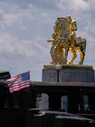 Trump administration covers Washington s Arts of War statues in gold leaf WASHINGTON, D.C., UNITED STATES - AUGUST 17: The Arts of War equestrian statues, newly covered in gold leaf, are seen at Arlington Memorial Bridge near the Lincoln Memorial in Washington, D.C., on August 17, 2026. The Trump administration has ordered a $5.1 million restoration project to regild the two Arts of War statues, along with the nearby Arts of Peace companion statues. The four statues are being restored under a project overseen by the U.S. Department of the Interior. Mehmet Eser Anadolu Washington United States. Editorial use only. Please get in touch for any other usage.  Copyright: x2026xAnadoluxMehmetxEserx