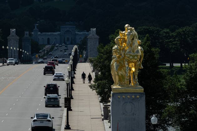 Trump administration covers Washington s Arts of War statues in gold leaf WASHINGTON, D.C., UNITED STATES - AUGUST 17: The Arts of War equestrian statues, newly covered in gold leaf, are seen at Arlington Memorial Bridge near the Lincoln Memorial in Washington, D.C., on August 17, 2026. The Trump administration has ordered a $5.1 million restoration project to regild the two Arts of War statues, along with the nearby Arts of Peace companion statues. The four statues are being restored under a project overseen by the U.S. Department of the Interior. Mehmet Eser Anadolu Washington United States. Editorial use only. Please get in touch for any other usage.  Copyright: x2026xAnadoluxMehmetxEserx