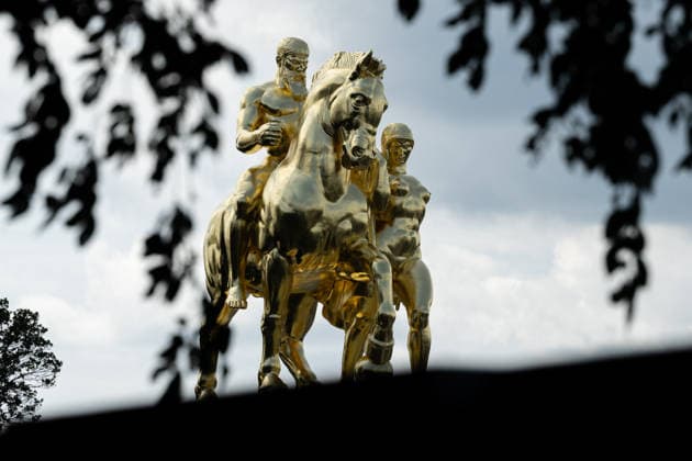 Trump administration covers Washington s Arts of War statues in gold leaf WASHINGTON, D.C., UNITED STATES - AUGUST 17: The Arts of War equestrian statues, newly covered in gold leaf, are seen at Arlington Memorial Bridge near the Lincoln Memorial in Washington, D.C., on August 17, 2026. The Trump administration has ordered a $5.1 million restoration project to regild the two Arts of War statues, along with the nearby Arts of Peace companion statues. The four statues are being restored under a project overseen by the U.S. Department of the Interior. Mehmet Eser Anadolu Washington United States. Editorial use only. Please get in touch for any other usage.  Copyright: x2026xAnadoluxMehmetxEserx