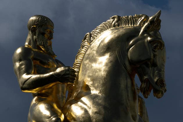 Trump administration covers Washington s Arts of War statues in gold leaf WASHINGTON, D.C., UNITED STATES - AUGUST 17: The Arts of War equestrian statues, newly covered in gold leaf, are seen at Arlington Memorial Bridge near the Lincoln Memorial in Washington, D.C., on August 17, 2026. The Trump administration has ordered a $5.1 million restoration project to regild the two Arts of War statues, along with the nearby Arts of Peace companion statues. The four statues are being restored under a project overseen by the U.S. Department of the Interior. Mehmet Eser Anadolu Washington United States. Editorial use only. Please get in touch for any other usage.  Copyright: x2026xAnadoluxMehmetxEserx