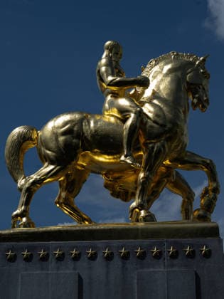 Trump administration covers Washington s Arts of War statues in gold leaf WASHINGTON, D.C., UNITED STATES - AUGUST 17: The Arts of War equestrian statues, newly covered in gold leaf, are seen at Arlington Memorial Bridge near the Lincoln Memorial in Washington, D.C., on August 17, 2026. The Trump administration has ordered a $5.1 million restoration project to regild the two Arts of War statues, along with the nearby Arts of Peace companion statues. The four statues are being restored under a project overseen by the U.S. Department of the Interior. Mehmet Eser Anadolu Washington United States. Editorial use only. Please get in touch for any other usage.  Copyright: x2026xAnadoluxMehmetxEserx