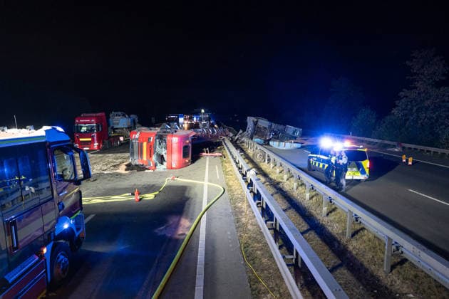 A2: Unfassbar großes Schadensbild nach Unfall mit Schwertransporter bei Kamen - A2 beidseitig sehr lange gesperrt 7aIMG: 0569955 A2: Unfassbar großes Schadensbild nach Unfall mit Schwertransporter bei Kamen - A2 beidseitig sehr lange gesperrtNordrhein-Westfalen, Kamen *** A2: Unbelievably extensive damage following an accident involving a heavy-haul truck near Kamen; A2 closed in both directions for a very long time 7aIMG 0569955 A2: Unbelievably extensive damage following an accident involving a heavy-haul truck near Kamen; A2 closed in both directions for a very long time North Rhine-Westphalia, Kamen Copyright: 7aktuell.dex xMarcxGruber 0569955 20260818_7a_express_20260818_8456_569955