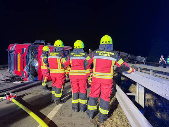 A2: Unfassbar großes Schadensbild nach Unfall mit Schwertransporter bei Kamen - A2 beidseitig sehr lange gesperrt 7aIMG: 0569962 A2: Unfassbar großes Schadensbild nach Unfall mit Schwertransporter bei Kamen - A2 beidseitig sehr lange gesperrtNordrhein-Westfalen, Kamen *** A2: Unbelievably extensive damage following an accident involving a heavy-haul truck near Kamen; A2 closed in both directions for a very long time 7aIMG 0569962 A2: Unbelievably extensive damage following an accident involving a heavy-haul truck near Kamen; A2 closed in both directions for a very long time North Rhine-Westphalia, Kamen Copyright: 7aktuell.dex xMarcxGruber 0569962 20260818_7a_express_20260818_8456_569962