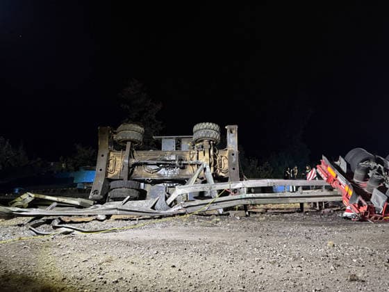 A2: Unfassbar großes Schadensbild nach Unfall mit Schwertransporter bei Kamen - A2 beidseitig sehr lange gesperrt 7aIMG: 0569963 A2: Unfassbar großes Schadensbild nach Unfall mit Schwertransporter bei Kamen - A2 beidseitig sehr lange gesperrtNordrhein-Westfalen, Kamen *** A2: Unbelievably Extensive Damage After Accident Involving Heavy-Haul Truck Near Kamen; A2 Closed in Both Directions for a Very Long Time 7aIMG 0569963 A2: Unbelievably Extensive Damage After Accident Involving Heavy-Haul Truck Near Kamen; A2 Closed in Both Directions for a Very Long Time North Rhine-Westphalia, Kamen Copyright: 7aktuell.dex xMarcxGruber 0569963 20260818_7a_express_20260818_8456_569963