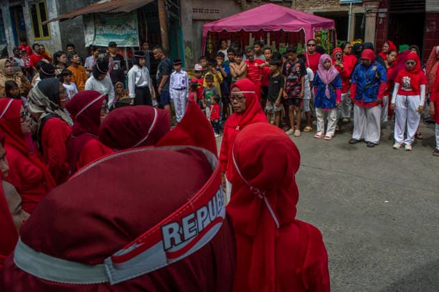 Indonesia s 81st Independence Day Festive Determination - Medan Residents and children of Indonesia gathered to attend a flag-raising ceremony in celebration of the 81st Independence Day of the Republic of Indonesia in Aur Village, located in the Deli River bank area of Medan, North Sumatra, on Monday, August 17, 2026. During the event, ceremony leader Syafri Tanjung read the Deli River Declaration of Independence, which emphasized the community s commitment to environmental preservation, local unity, and social justice within the Deli River ecosystem. Photo by Aditya Sutanta ABACAPRESS.COM Medan Indonesia  Copyright: xAdityaxSutanta ABACAx