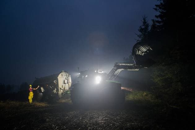 Farmers use their equipment to assist firefighters, as a fire rages in the Hautes Fagnes (High Fens) nature reserve, on Tuesday 18 August 2026. The fire started on August 14th and 2700 hectares (on a total of 4500) are impacted.  NICOLASxLAMBERT 183633857