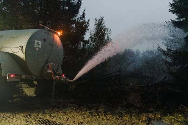 Farmers use their equipment to assist firefighters, as a fire rages in the Hautes Fagnes (High Fens) nature reserve, on Tuesday 18 August 2026. The fire started on August 14th and 2700 hectares (on a total of 4500) are impacted.  NICOLASxLAMBERT 183633877