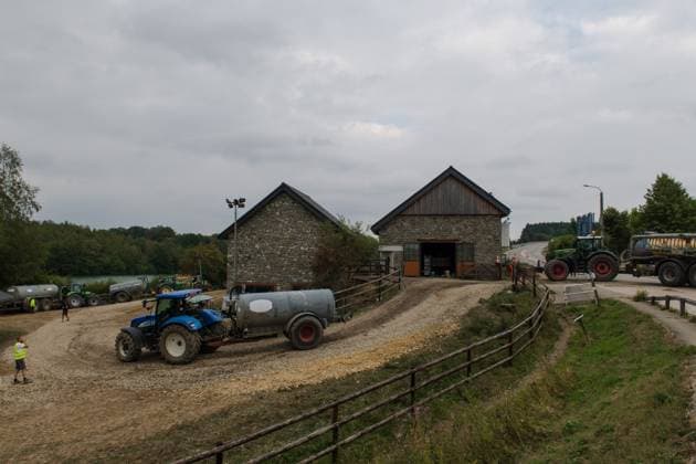 Farmers use their equipment to assist firefighters, as a fire rages in the Hautes Fagnes (High Fens) nature reserve, on Tuesday 18 August 2026. The fire started on August 14th and 2700 hectares (on a total of 4500) are impacted.  NICOLASxLAMBERT 183633649