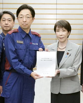 Japan PM meets with governor of quake-hit Kumamoto Pref. Japanese Prime Minister Sanae Takaichi (R) receives a host of demands -- including financial support -- from Kumamoto Gov. Takashi Kimura (2nd from R) at the premier s office in Tokyo on Aug. 18, 2026, after some regions in the southwestern Japan prefecture were devastated by a powerful earthquake on July 28.  A14AA0005626151P