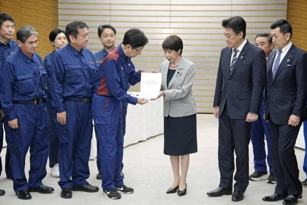 Japan PM meets with governor of quake-hit Kumamoto Pref. Japanese Prime Minister Sanae Takaichi (3rd from R) receives a host of demands -- including financial support -- from Kumamoto Gov. Takashi Kimura (4th from R) at the premier s office in Tokyo on Aug. 18, 2026, after some regions in the southwestern Japan prefecture were devastated by a powerful earthquake on July 28.  A14AA0005626152P