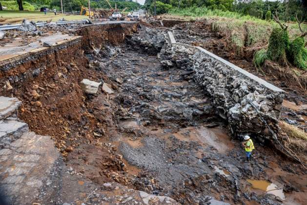 August 17, 2026, Pahala, Hawaii, U.S: Road crews work to clear damage along Highway 11 south of Pahala, HawaiÃäÂ»i photographed Monday, August 17, 2026. Lala hit the island chain on August 16, 2026 causing widespread wind and flood damage to the island. Sections of Highway 11 and other roads were washed out and thousands are without power, some of whom may not get it back for several weeks. Pahala U.S - ZUMAd149 20260817_zap_d149_009 Copyright: xJamesxD.xDeCampx