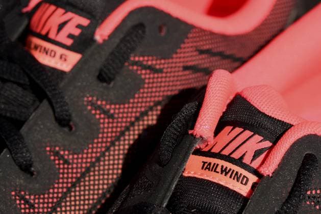 Nike Tailwind 6 Logo Etikett auf rosafarbenen Air Max Herren Turnschuhen im mehrfarbigen Design Nike Tailwind 6 logo label on pink Air Max multi-colour design men s trainers Copyright: imageBROKER OgiexTrinford iblzkm18777554.jpg