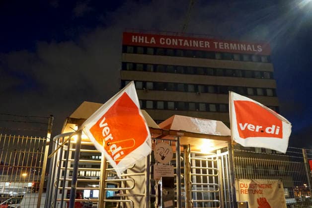 News Bilder des Tages CNTV VERDI- Alles vorbereitet Rot Weisse Ver.di Fahnen haengen am Hamburger Hafen Burchardkai Containerterminal zum Warnstreik der Hafenarbeiter Bescharftigten In der Nacht am 17.AUGUST 2026 im Hamburg Hafen Motto 24 Stunden 3 Schichten Warnstreik Tarifrunde Seehaefen ver.di ruft zu Warnstreik im Hamburger Hafen zu einem 24-stuendigen Warnstreik mit Beginn der Nachtschicht auf Hamburg Deutschland *** CNTV VERDI Everything is ready. Red and white VERDI flags are hanging at the Burchardkai Container Terminal in the Port of Hamburg for the warning strike by port workers and employees. On the night of August 17, 2026, in the Port of Hamburg. Slogan: 24-hour, 3-shift warning strike during collective bargaining for seaports—VERDI calls for a w