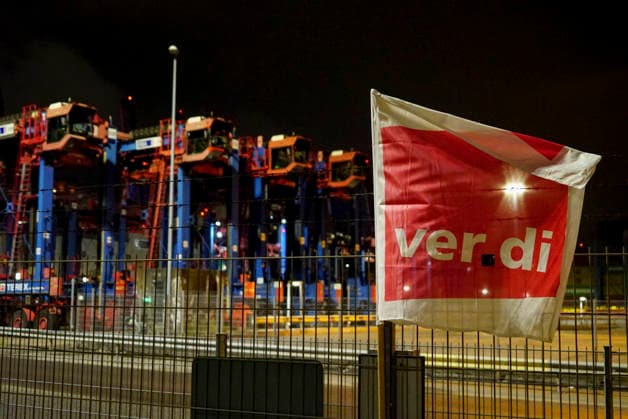 CNTV VERDI- Alles vorbereitet Rot Weisse Ver.di Fahnen haengen am Hamburger Hafen Burchardkai Containerterminal zum Warnstreik der Hafenarbeiter Bescharftigten In der Nacht am 17.AUGUST 2026 im Hamburg Hafen Motto 24 Stunden 3 Schichten Warnstreik Tarifrunde Seehaefen ver.di ruft zu Warnstreik im Hamburger Hafen zu einem 24-stuendigen Warnstreik mit Beginn der Nachtschicht auf Hamburg Deutschland *** CNTV VERDI Everything is ready. Red and white VERDI flags are hanging at the Burchardkai Container Terminal in the Port of Hamburg for the warning strike by port workers and employees. On the night of August 17, 2026, in the Port of Hamburg. Slogan: 24-hour, 3-shift warning strike during collective bargaining for seaports—VERDI calls for a w