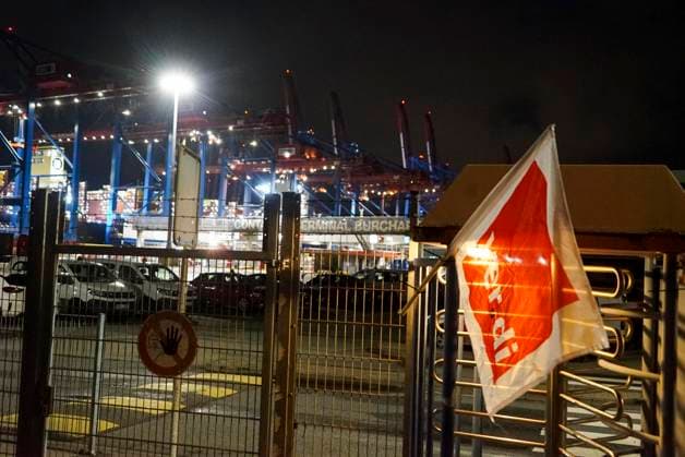 CNTV VERDI- Alles vorbereitet Rot Weisse Ver.di Fahnen haengen am Hamburger Hafen Burchardkai Containerterminal zum Warnstreik der Hafenarbeiter Bescharftigten In der Nacht am 17.AUGUST 2026 im Hamburg Hafen Motto 24 Stunden 3 Schichten Warnstreik Tarifrunde Seehaefen ver.di ruft zu Warnstreik im Hamburger Hafen zu einem 24-stuendigen Warnstreik mit Beginn der Nachtschicht auf Hamburg Deutschland *** CNTV VERDI Everything is ready. Red and white VERDI flags are hanging at the Burchardkai Container Terminal in the Port of Hamburg for the warning strike by port workers and employees. On the night of August 17, 2026, in the Port of Hamburg. Slogan: 24-hour, 3-shift warning strike. Collective bargaining round for seaports. VERDI calls for a