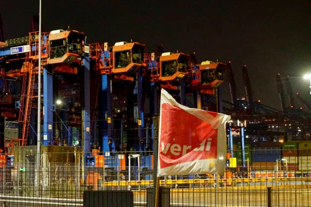 CNTV VERDI- Alles vorbereitet Rot Weisse Ver.di Fahnen haengen am Hamburger Hafen Burchardkai Containerterminal zum Warnstreik der Hafenarbeiter Bescharftigten In der Nacht am 17.AUGUST 2026 im Hamburg Hafen Motto 24 Stunden 3 Schichten Warnstreik Tarifrunde Seehaefen ver.di ruft zu Warnstreik im Hamburger Hafen zu einem 24-stuendigen Warnstreik mit Beginn der Nachtschicht auf Hamburg Deutschland *** CNTV VERDI Everything is ready. Red and white VERDI flags are hanging at the Burchardkai Container Terminal in the Port of Hamburg for the warning strike by port workers and employees. On the night of August 17, 2026, in the Port of Hamburg. Slogan: 24-hour, 3-shift warning strike. Collective bargaining round for seaports. VERDI calls for a