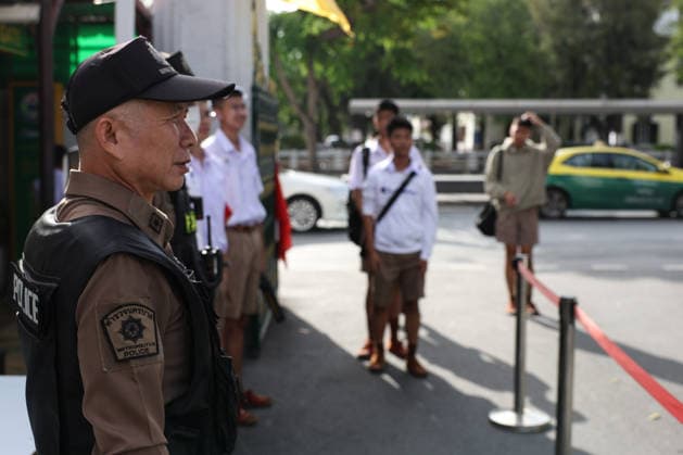 Thai schools tighten security after deadly shooting BANGKOK, THAILAND - AUGUST 18: A police officer stands at the entrance to a school in Bangkok, Thailand, on August 18, 2026. Following a deadly school shooting on August 7, Thailand s government pledged tougher gun controls and made school safety a national priority, with schools stepping up weapons screening and other security measures. Valeria Mongelli Anadolu Banghok Thailand. Editorial use only. Please get in touch for any other usage.  Copyright: x2026xAnadoluxValeriaxMongellix