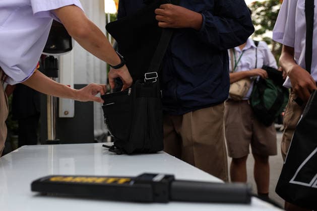 Thai schools tighten security after deadly shooting BANGKOK, THAILAND - AUGUST 18: A volunteer checks a student s bag for weapons at the entrance to a school in Bangkok, Thailand, on August 18, 2026. Following a deadly school shooting on August 7, Thailand s government pledged tougher gun controls and made school safety a national priority, with schools stepping up weapons screening and other security measures. Valeria Mongelli Anadolu Banghok Thailand. Editorial use only. Please get in touch for any other usage.  Copyright: x2026xAnadoluxValeriaxMongellix
