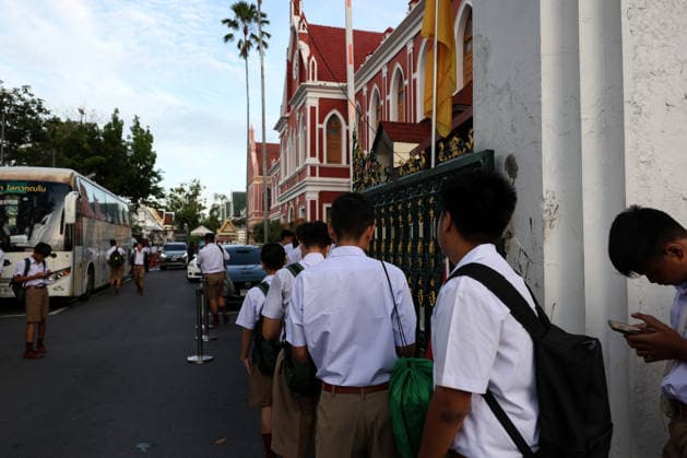 Thai schools tighten security after deadly shooting BANGKOK, THAILAND - AUGUST 18: Students queue for weapons screening before entering a school in Bangkok, Thailand, on August 18, 2026. Following a deadly school shooting on August 7, Thailand s government pledged tougher gun controls and made school safety a national priority, with schools stepping up weapons screening and other security measures. Valeria Mongelli Anadolu Banghok Thailand. Editorial use only. Please get in touch for any other usage.  Copyright: x2026xAnadoluxValeriaxMongellix