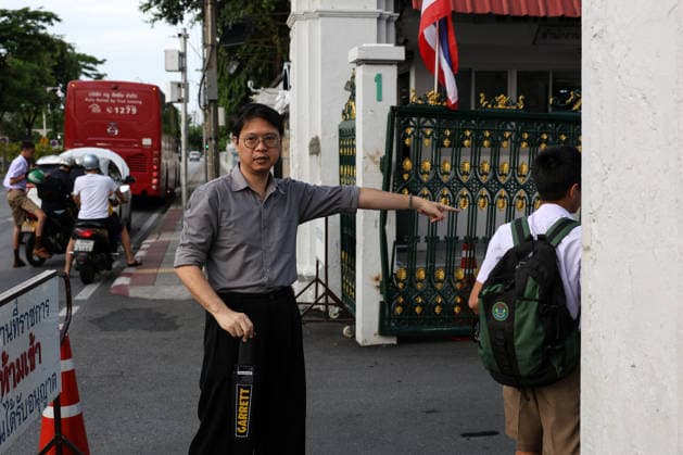 Thai schools tighten security after deadly shooting BANGKOK, THAILAND - AUGUST 18: A staff member holds a metal detector as students queue for weapons screening before entering a school in Bangkok, Thailand, on August 18, 2026. Following a deadly school shooting on August 7, Thailand s government pledged tougher gun controls and made school safety a national priority, with schools stepping up weapons screening and other security measures. Valeria Mongelli Anadolu Banghok Thailand. Editorial use only. Please get in touch for any other usage.  Copyright: x2026xAnadoluxValeriaxMongellix