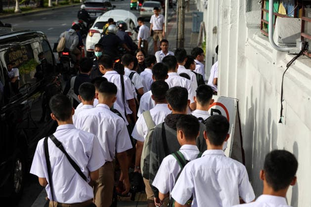 Thai schools tighten security after deadly shooting BANGKOK, THAILAND - AUGUST 18: Students queue for weapons screening before entering a school in Bangkok, Thailand, on August 18, 2026. Following a deadly school shooting on August 7, Thailand s government pledged tougher gun controls and made school safety a national priority, with schools stepping up weapons screening and other security measures. Valeria Mongelli Anadolu Banghok Thailand. Editorial use only. Please get in touch for any other usage.  Copyright: x2026xAnadoluxValeriaxMongellix